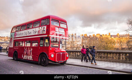 Roter Bus in Bath, Somerset, England Stockfoto