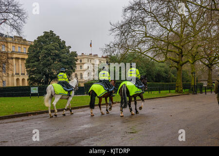 Berittene Polizei außerhalb des Buckingham Palace. London, Großbritannien Stockfoto