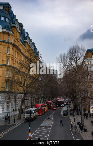 Blick auf die Straße und architektonischen Gebäuden in Northumberland Avenue im Zentrum von London City, England, Vereinigtes Königreich. Stockfoto