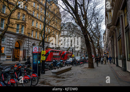 Blick auf die Straße und architektonischen Gebäuden in Northumberland Avenue im Zentrum von London City, England, Vereinigtes Königreich. Stockfoto