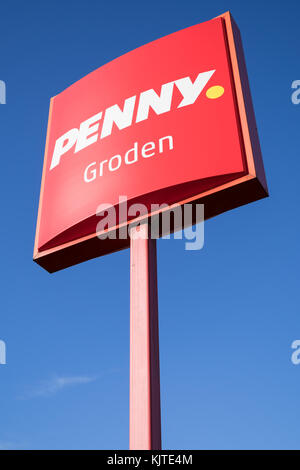 Penny-Schild vor blauem Himmel. Penny ist eine deutsche Supermarktkette im Besitz der Rewe Group. Stockfoto