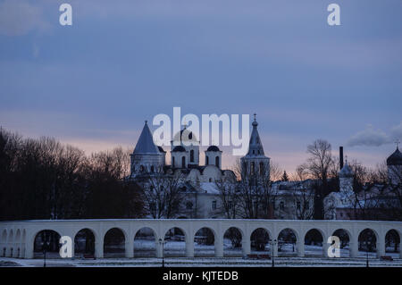 Ein Blick auf die yaroslav Hof aus über den Fluss in Weliki Nowgorod Stockfoto