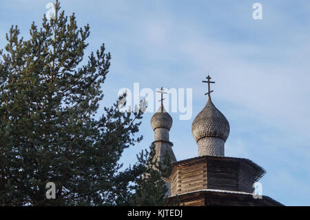 Dach der alten, hölzernen, orthodoxe Kirche in Weliki Nowgorod Stockfoto