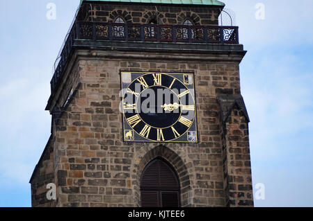 Uhr auf dem Kirchturm von Pilsen Stockfoto