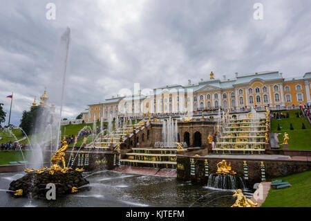 Petergof, Russland - 27.07.2015: Brunnen mit dem Schloss Peterhof im Hintergrund Stockfoto