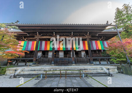 Schöne Herbstfarben und Momiji (Ahorn) Herbst Laub bei Miei - tun oder Daiden (Founder's Hall) Eikan-do Zenrin-ji. Stockfoto