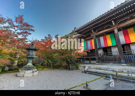 Schöne Herbstfarben und Momiji (Ahorn) Herbst Laub bei Miei - tun oder Daiden (Founder's Hall) Eikan-do Zenrin-ji. Stockfoto