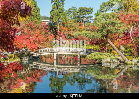 Schöne Herbstfarben, Falllaub und gorukaku Steinbrücke über den Hojo - Ike-Teich der Benten-cho Schrein. Zenrin Eikan-do-ji Temple. Kyoto, Japan Stockfoto