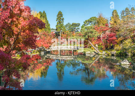 Schöne Herbstfarben, Falllaub und gorukaku Steinbrücke über den Hojo - Ike-Teich der Benten-cho Schrein. Zenrin Eikan-do-ji Temple. Kyoto, Japan Stockfoto