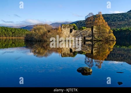 Loch ein Eilein, Rothiemurchus, Cairngorms, Scottish Highlands, Großbritannien. Die alten zerstörten Insel Schloss im Loch auf einem schönen ruhigen Herbst Tag wider. Stockfoto