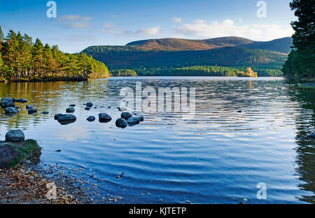 Loch ein Eilein, Rothiemurchus, Cairngorms, Scottish Highlands, Herbst, die Insel mit Burgruine in der Ferne leuchtet durch Sonnenlicht. Stockfoto