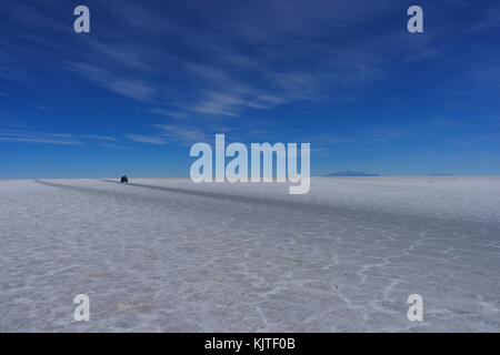 Foto im August 2017 in Uyuni in Bolivien, Südamerika: Jeep Tour Salt Flats im Salar de Uyuni Wüste Bolivien genommen. Salar de Uyuni, der grösste Salzsee Stockfoto