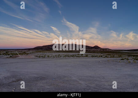 Foto im August 2017 im Altiplano Bolivien, Südamerika: Sonnenaufgang Sonnenuntergang Berge Blick über die Wüste Atacama Altiplano Bolivien genommen Stockfoto