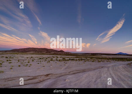 Foto im August 2017 im Altiplano Bolivien, Südamerika: Sonnenaufgang Sonnenuntergang Berge Blick über die Wüste Atacama Altiplano Bolivien genommen Stockfoto