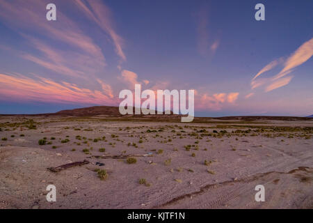 Foto im August 2017 im Altiplano Bolivien, Südamerika: Sonnenaufgang Sonnenuntergang Berge Blick über die Wüste Atacama Altiplano Bolivien genommen Stockfoto