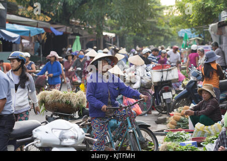 Saigon, Vietnam - Juni 2017: Vietnam anstrengenden Morgen Street Market, Saigon, Vietnam. Stockfoto