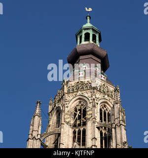 Der Turm der Kirche unserer Lieben Frau (Onze Lieve Vrouwekerk) in Breda, Niederlande. Stockfoto