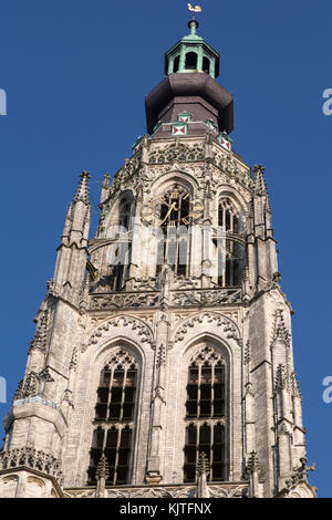 Der Turm der Kirche unserer Lieben Frau (Onze Lieve Vrouwekerk) in Breda, Niederlande. Stockfoto