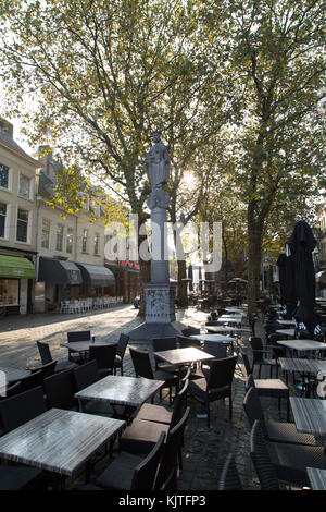 Outdoor-Tisch in Cafés in der Stadt Breda, Niederlande. Die Tische befinden sich auf dem Grote Markt. Stockfoto