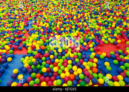 Bunte Bälle in der Spielplatz in der Nähe Stockfoto