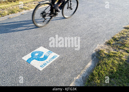 Elberadweg. Es ist Teil eines internationalen Netzwerkes von Radwege in ganz Europa und mit Abstand die beliebteste Route für Radfahrer in Deutschland. Stockfoto