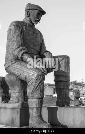 Fiddlers Green Skulptur von Mariner Mann in Schwarz und Weiß in North Shields gegen den blauen Himmel Stockfoto