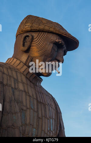 Fiddlers Green Skulptur von Mariner Mann in North Shields gegen den blauen Himmel Stockfoto