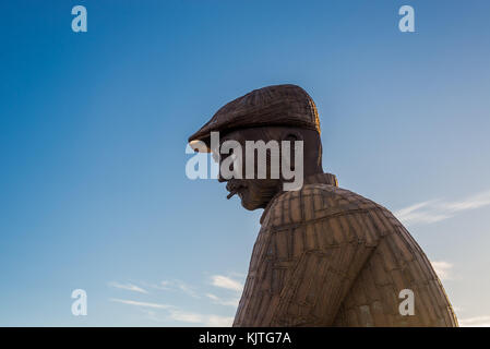 Fiddlers Green Skulptur von Mariner Mann in North Shields gegen den blauen Himmel Stockfoto