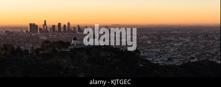 Die Sternwarte dominiert den Vordergrund mit dem Skyline von Los Angeles im Hintergrund Stockfoto