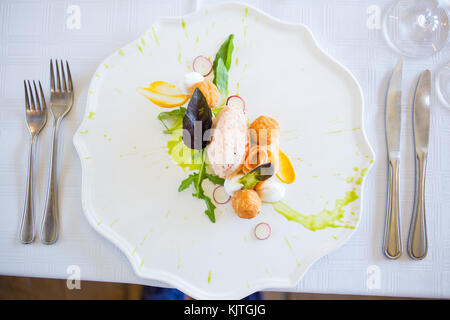 In der Nähe Bild von einem Lachs, Pastete Teller mit Salaten in einem Gourmetrestaurant serviert. Stockfoto