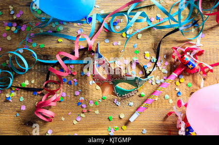 Karneval Party. Maske, Konfetti und Serpentinen auf hölzernen Hintergrund, oben niew Stockfoto