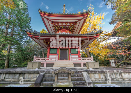 Ichou (ginkgo Baum) Herbstliche Farben, Falllaub und Inschriften: Rei-Spirit Tower' bei Taho - Pagode des Chion-in Tempel, Kyoto, Kyoto, Stockfoto