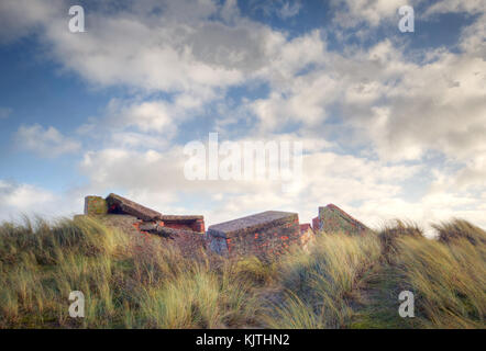 Reste eines alten deutschen Bunker, Teil der Atlantikwall, auf einer Düne auf der holländischen Insel Terschelling Stockfoto