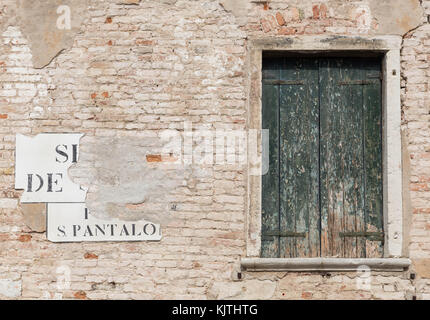 Alte Gebäude/brick wall und Fensterläden aus Holz Stockfoto