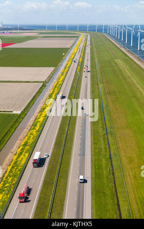 Luftaufnahme von Straße und Windkraftanlagen, Nord Holland, Niederlande Stockfoto