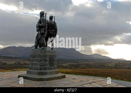 Fort William. Eine Statue der drei Kommandos, wo während WW 11, viele für die Ausbildung im Bereich geschickt wurden. Es wurde von der Königin Mutter im Jahr 1952 eröffnet. Ich Stockfoto