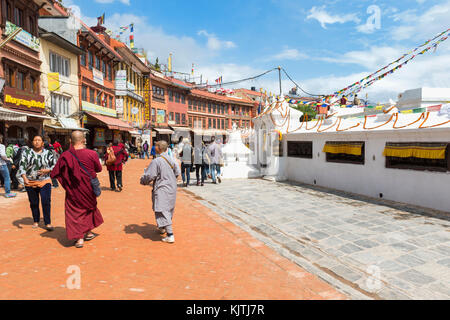 Buddhistische Pilger, die kora oder rituelle Umrundung um die Boudhanath Stupa, der größten asiatischen Stupa, UNESCO-Weltkulturerbe, Kathmandu, Stockfoto