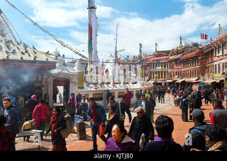 Buddhistische Pilger, die kora oder rituelle Umrundung um die Boudhanath Stupa, der größten asiatischen Stupa, UNESCO-Weltkulturerbe, Kathmandu, Stockfoto