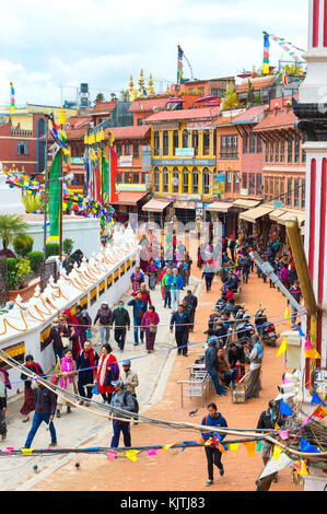 Buddhistische Pilger, die kora oder rituelle Umrundung um die Boudhanath Stupa, der größten asiatischen Stupa, UNESCO-Weltkulturerbe, Kathmandu, Stockfoto