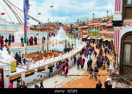 Buddhistische Pilger, die kora oder rituelle Umrundung um die Boudhanath Stupa, der größten asiatischen Stupa, UNESCO-Weltkulturerbe, Kathmandu, Stockfoto