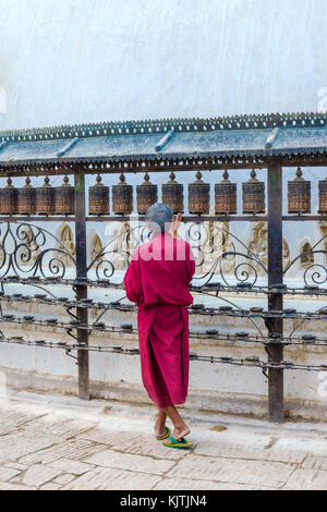 Mönch Drehen Gebetsmühlen, swayambunath oder Monkey Tempel, Weltkulturerbe der UNESCO, Kathmandu, Nepal, Asien Stockfoto