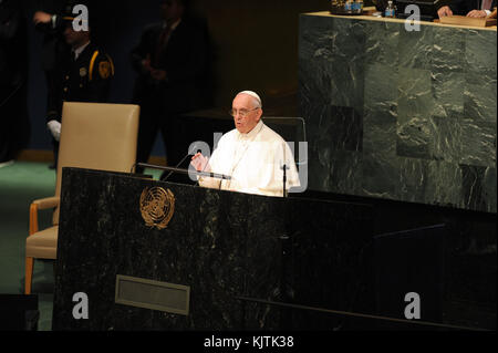 NEW YORK, NY - SEPTEMBER 25: Papst Franziskus spricht am 25. September 2015 in New York City vor der Generalversammlung der Vereinten Nationen: Papst Franziskus Stockfoto