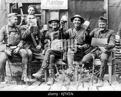 ERSTER WELTKRIEG WAFFENSTILLSTAND NOVEMBER 1918. Amerikanische Truppen in Frankreich feiern die Unterzeichnung. Stockfoto