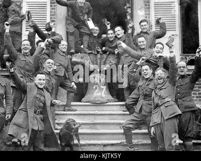 ERSTER WELTKRIEG WAFFENSTILLSTAND NOVEMBER 1918. Amerikanische Truppen in Frankreich feiern die Unterzeichnung. Stockfoto