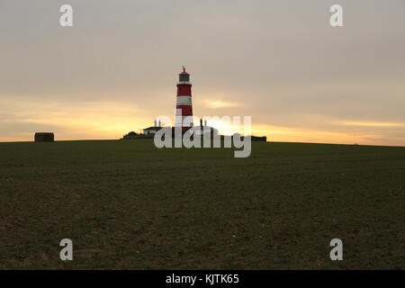 Eine Landschaft Blick auf happisburgh Lighthouse in happisburgh bei Sonnenuntergang auf dem North Norfolk Coast, ist das einzige unabhängig betriebene Leuchtturm in der Großen Stockfoto