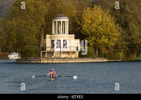 England, Berkshire, Themse, Rudergerät & Tempel der Insel, Henley, im Herbst Stockfoto