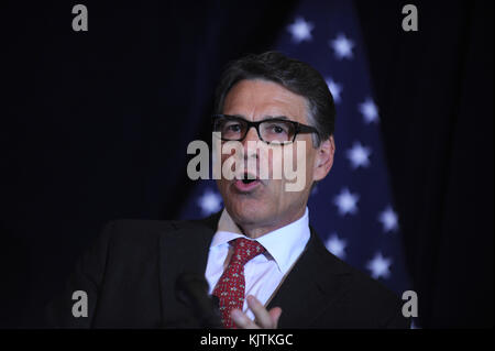 New York, NY - 29. Juli: ehemalige Texas Gouverneur und der republikanische Präsidentschaftskandidat Rick Perry spricht an der Yale Club am 29. Juli 2015 in New York City. die GOP-Präsidentschaftskandidat hielt eine Rede zu einem Mittagessen Masse auf, was seine Wirtschaftspolitik und seine Vision für die Wall Street Reform. wirtschaftliche Vorschläge Perry sind auf der linken Seite viele der anderen gop Präsidentschaftskandidaten. Leute: Rick Perry Stockfoto