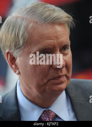 NEW YORK, NY - SEPTEMBER 01: US-Senatorin Lindsey Graham (R-SC) wartet auf eine "Stopp Iran-Rallye", die sich mit dem Atomabkommen mit dem Iran am 1. September 2015 in New York City beschäftigt. Graham ist einer von 16 republikanischen Hoffnungsträgern, die um die Nominierung des republikanischen Präsidenten kandidieren. Der Kongress hat bis September 16 Zeit, um entweder offiziell die Deal People zu unterstützen oder zu denunzieren: Sen. Lindsey Graham Stockfoto