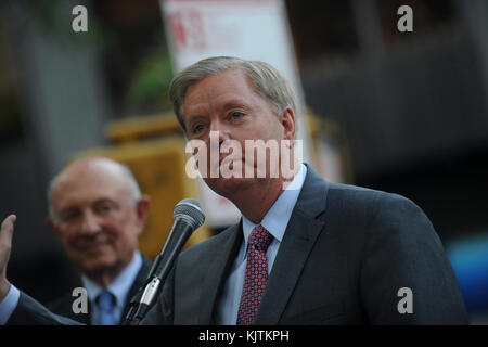 NEW YORK, NY - SEPTEMBER 01: US-Senatorin Lindsey Graham (R-SC) wartet auf eine "Stopp Iran-Rallye", die sich mit dem Atomabkommen mit dem Iran am 1. September 2015 in New York City beschäftigt. Graham ist einer von 16 republikanischen Hoffnungsträgern, die um die Nominierung des republikanischen Präsidenten kandidieren. Der Kongress hat bis September 16 Zeit, um entweder offiziell die Deal People zu unterstützen oder zu denunzieren: Sen. Lindsey Graham Stockfoto