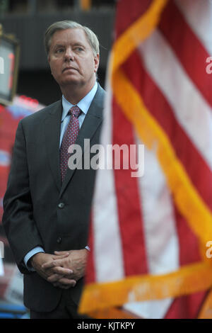 NEW YORK, NY - SEPTEMBER 01: US-Senatorin Lindsey Graham (R-SC) wartet auf eine "Stopp Iran-Rallye", die sich mit dem Atomabkommen mit dem Iran am 1. September 2015 in New York City beschäftigt. Graham ist einer von 16 republikanischen Hoffnungsträgern, die um die Nominierung des republikanischen Präsidenten kandidieren. Der Kongress hat bis September 16 Zeit, um entweder offiziell die Deal People zu unterstützen oder zu denunzieren: Sen. Lindsey Graham Stockfoto